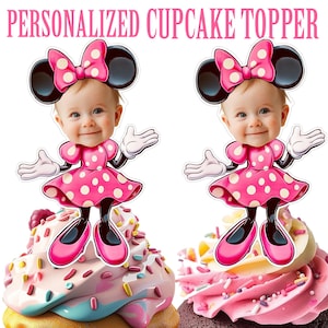 Peut inclure: Deux décorations de cupcake roses et blanches représentant un personnage de dessin animé avec une robe rose, des pois blancs et un nœud rose. Le personnage a de grandes oreilles et un visage découpé pour une photo personnalisée.