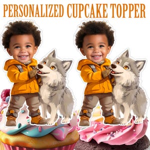 Könnte beinhalten: Personalisierter Cupcake-Topper mit einem jungen Jungen in einer gelben Jacke und braunen Hosen, der einen grauen Wolf hält. Der Topper befindet sich auf einem Cupcake mit rosa Zuckerguss und bunten Streuseln.