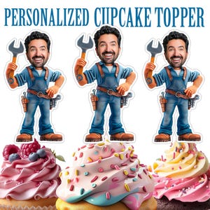 Op de afbeelding: Drie gepersonaliseerde cupcake-toppers met een cartoonafbeelding van een persoon in een blauwe overall en een moersleutel. De toppers zijn gedrukt op wit karton en klaar om op cupcakes te worden gebruikt.