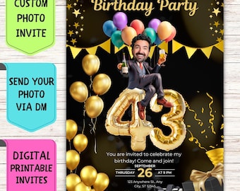 Puede incluir: Una invitación a una fiesta de cumpleaños negra y dorada con una foto de un hombre con traje sentado en un globo número 43 dorado. La invitación incluye el texto "¡Estás invitado a celebrar mi cumpleaños! ¡Ven y únete!" y la fecha "26 de septiembre a las 9 PM".