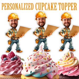 Puede incluir: Tres adornos de cupcake personalizados que representan a un trabajador de la construcción de dibujos animados con un casco amarillo, pantalones vaqueros azules y una camisa a cuadros. El trabajador sostiene un plano. Los adornos se colocan encima de cupcakes con glaseado rosa, azul y amarillo.