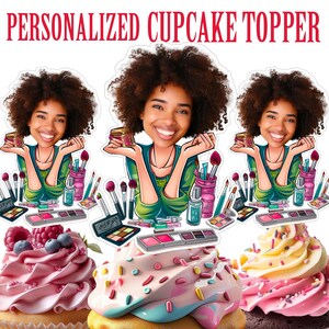 Op de afbeelding: Gepersonaliseerde cupcake topper met een cartoonillustratie van een persoon met bruin haar en make-up. De topper bevat een verscheidenheid aan make-upartikelen, waaronder kwasten, oogschaduwpaletten en lippenstift.
