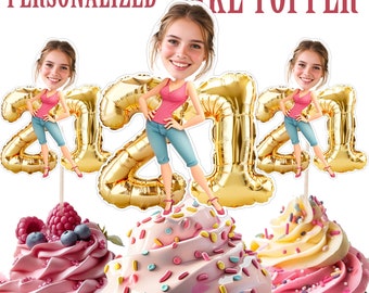 Puede incluir: Topper de pastel personalizado con un globo 2021 de lámina dorada con la cara de una persona en la parte superior. El topper de pastel es perfecto para una fiesta de cumpleaños número 21.