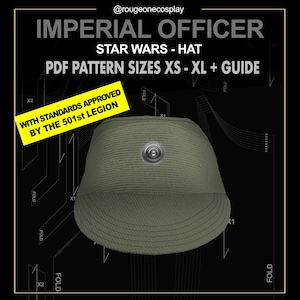 Pode incluir: Um chapéu verde-oliva de oficial imperial de Star Wars. O chapéu tem um botão prateado circular na frente e uma forma arredondada estruturada. O texto na imagem diz "IMPERIAL OFFICER STAR WARS - HAT PDF PATTERN SIZES XS - XL + GUIDE" e "WITH STANDARDS APPROVED BY THE 501st LEGION."