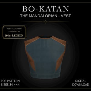Könnte beinhalten: Eine blau-braune Weste mit vertikalen Nahtdetails. Der Text lautet: BO-KATAN THE MANDALORIAN - VEST, WITH STANDARDS APPROVED BY 501ST LEGION, PDF PATTERN SIZES 34 - 44, DIGITAL DOWNLOAD. Die Weste hat ein dunkelblaues Mittelteil.