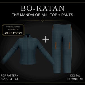 以下が含まれることがあります： Bo-Katan The MandalorianのトップスとパンツのセットのデジタルPDFパターン（サイズ34-44）。画像には、茶色のアクセントが付いたダークティールカラーの長袖ジャケットとパンツ、および501st Legion承認の基準バッジが表示されています。