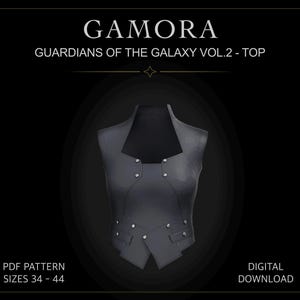 Könnte beinhalten: Ein dunkelgraues ärmelloses Oberteil mit hohem Kragen und strukturierten Einsätzen, verziert mit silberfarbenen Nieten auf der Vorderseite. Der Text lautet GAMORA GUARDIANS OF THE GALAXY VOL.2 - TOP, PDF PATTERN SIZES 34 - 44, DIGITAL DOWNLOAD.