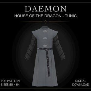 Può includere: Una tunica grigia con maniche lunghe scure, collo alto e tre chiusure decorative argentate sul petto. Una cintura nera con fibbia argentata è indossata in vita. Il testo recita DAEMON HOUSE OF THE DRAGON - TUNIC PDF PATTERN SIZES 50 - 64 DIGITAL DOWNLOAD.