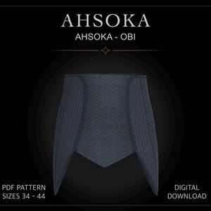 Puede incluir: Un cinturón obi azul oscuro con un patrón texturizado de rejilla y detalles de costuras verticales. El texto AHSOKA, AHSOKA - OBI, PDF PATTERN SIZES 34 - 44 y DIGITAL DOWNLOAD aparece en blanco sobre un fondo negro.