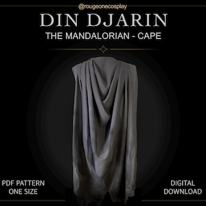Op de afbeelding: Een donkergrijze cape met gedrapeerde stofplooien. De tekst luidt: @rougeonecosplay DIN DJARIN THE MANDALORIAN - CAPE, PDF PATTERN ONE SIZE, DIGITAL DOWNLOAD. De cape heeft een verweerd, getextureerd uiterlijk met een rechte, licht onregelmatige zoom.