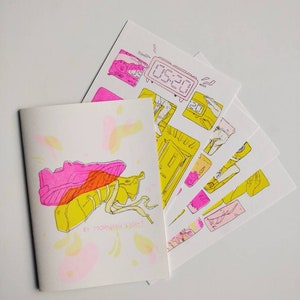 Puede incluir: Un conjunto de impresiones artísticas con ilustraciones en rosa neón y amarillo. Las impresiones representan una zapatilla deportiva, un despertador y otros objetos. El texto "by morning light" es visible en una de las impresiones.