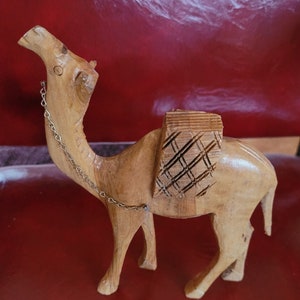 Figurina di cammello in legno intagliato