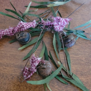 Verrostete Glocken & hausgesponnene Baumverzierungen - 8er-Set - primitiv