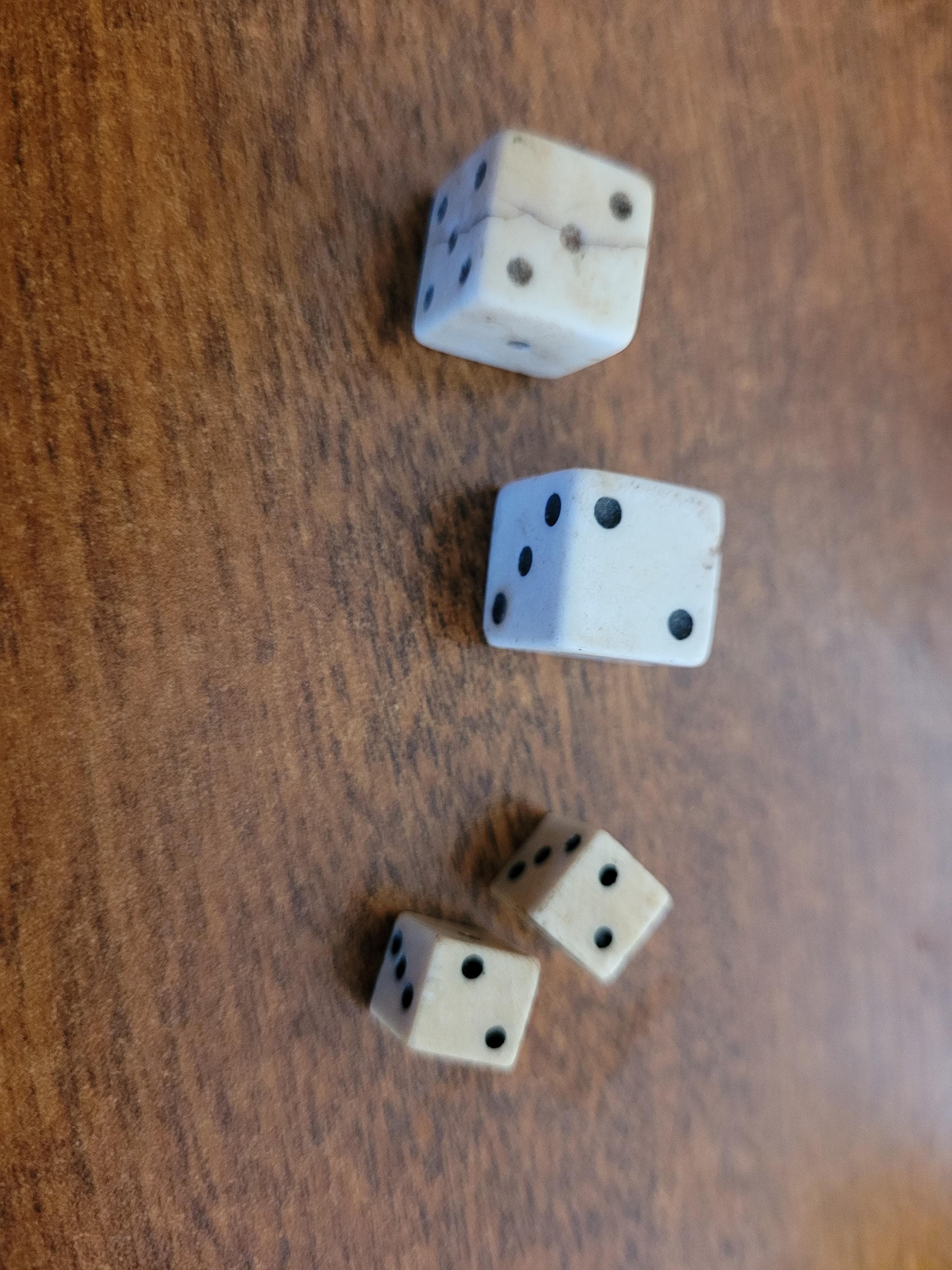 ダイス 4個 Amazon.co.jp: 25個 透明 4面ダイス サイコロ ダイス ダイス