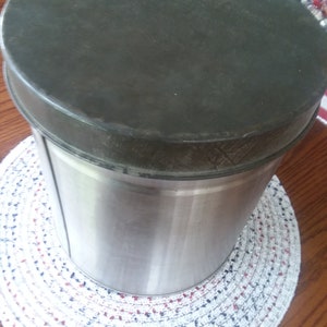 Grote metalen industriële voorraadbus