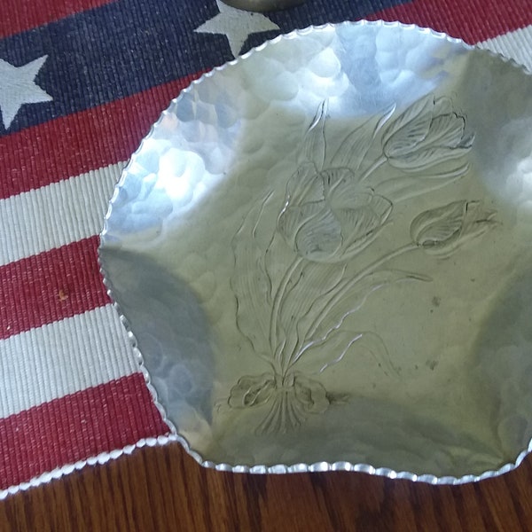 Hammered Aluminum Bowl w/Crimped Edges - Tulip Pattern