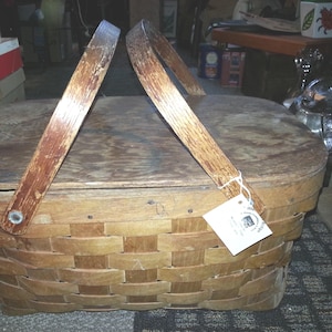 Picnic Basket w/Two Handles and Wooden Lid