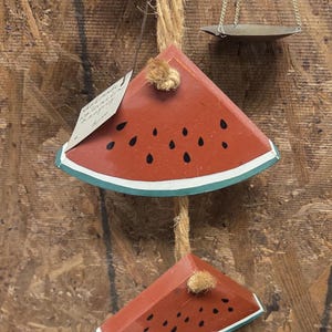 Wassermelonenscheiben aus Holz auf Jute Aufhänger