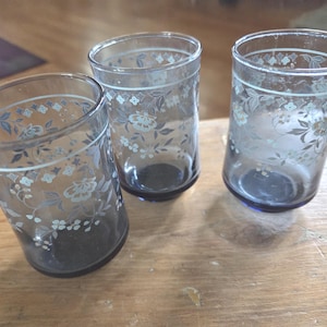 Blaue Glassaftgläser mit handgemalten rosa Blumen - 3er-Set