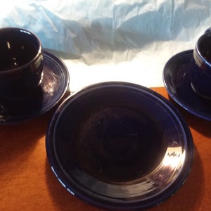 Fiestaware Azul Cobalto - 2 Tazas/Platillos y Plato para Pan/Mantequilla - 5 Piezas - Retirado