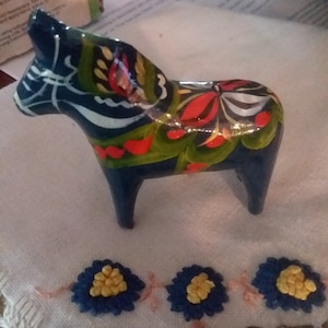 Nils Olson Hemslojd ab Akta Dalahemslojd Sweden Carved Wooden Blue Horse