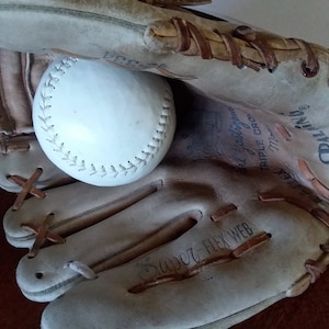 Spalding E-Z Flex Carl Yastrzemski Triple Crown Model 42-334 Left Handed Leather Baseball Glove