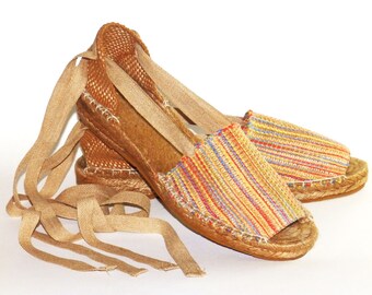 Espadrilles Alpargatas de cuña baja y puntera abierta. Tela de arpillera multicolor. Tejido orgánico. Hechas en España