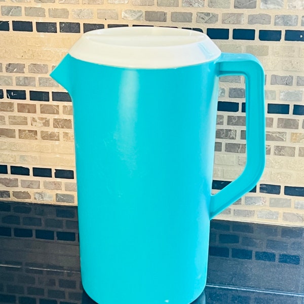 Vintage Rubbermaid 2 Quart Juice Container Turquoise Blue Hard to find color #2445