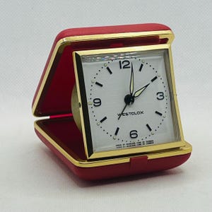 Vintage Westclox Reisewecker Funktioniert 1970er Jahre Leuchtet in Dunkelrotem Gehäuse Made in Taiwan