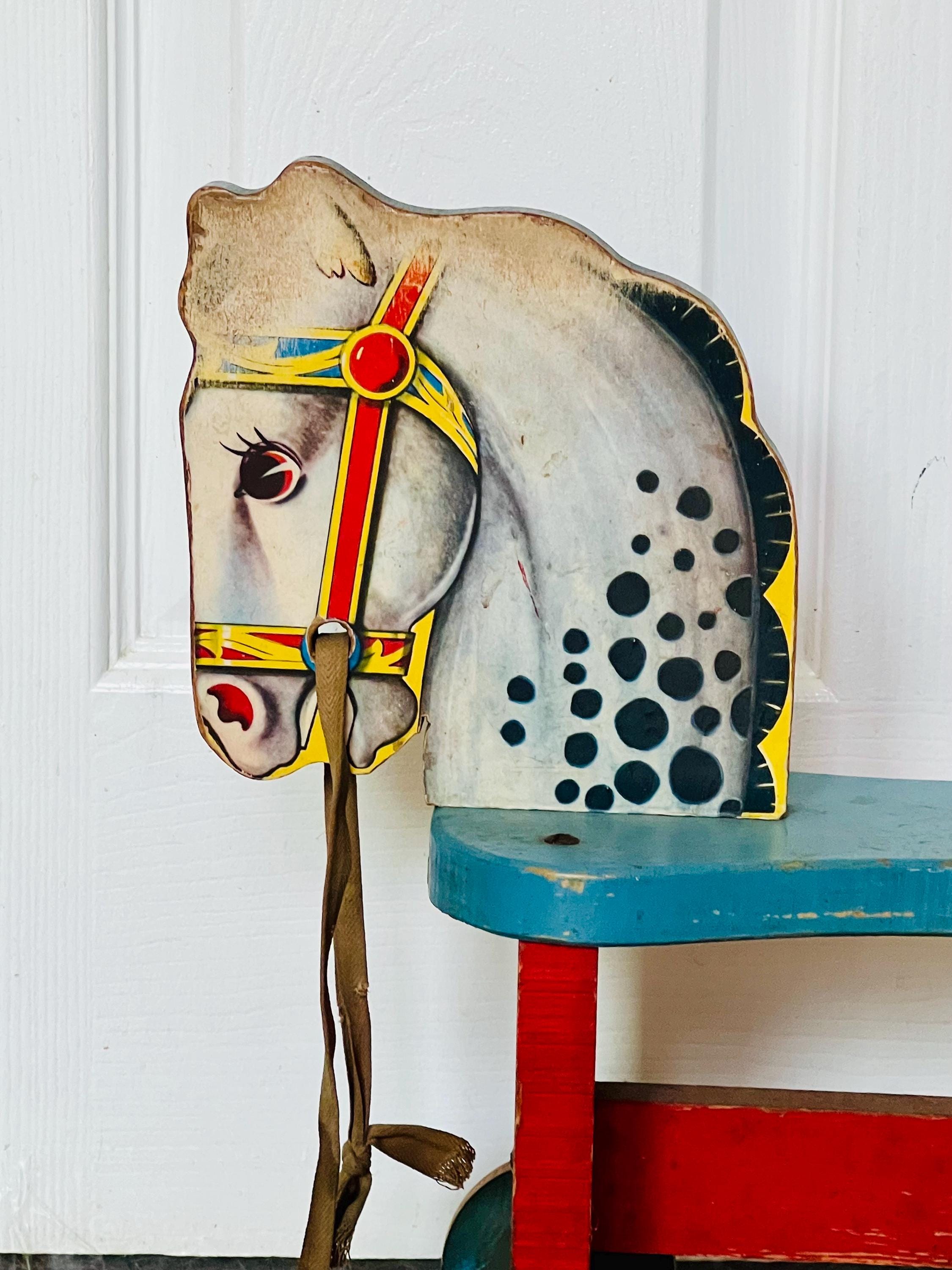 アンティークの子供用乗馬用馬の木製玩具、手作りの木製車輪、1940年代