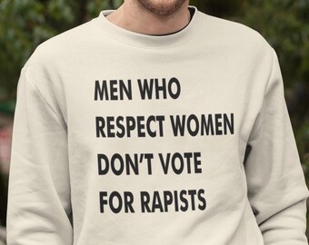 Homens que respeitam mulheres não votam em estupradores Suéter anti-Trump Suéter anti-MAGA Protesto Presente de ativista feminista Gola redonda antifascista