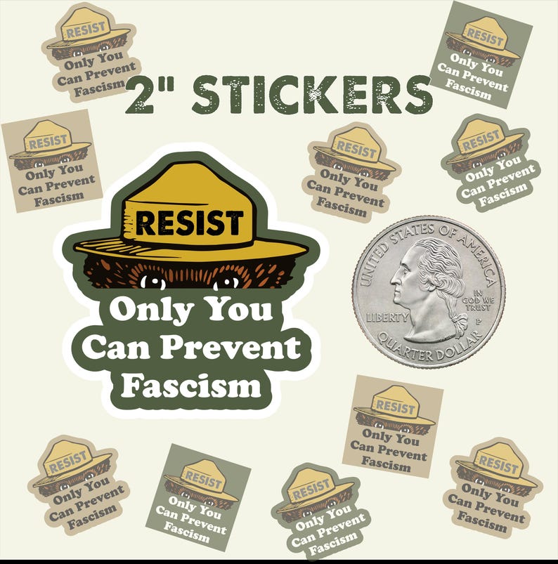 K&ouml;nnte beinhalten: Eine Auswahl an Aufklebern mit dem Text "Only You Can Prevent Fascism" und einer Figur, die an Smokey Bear erinnert und einen Hut mit "RESIST" tr&auml;gt. Die Aufkleber sind 5,08 cm gro&szlig; und haben verschiedene Formen.