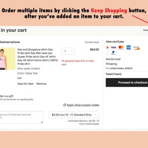 K&ouml;nnte beinhalten: Ein pinkfarbenes Tanktop mit dem Aufdruck "Gay and Gorgeous" und "Gay Pride". Das Shirt ist in Gr&ouml;&szlig;e S erh&auml;ltlich und hat eine tiefblaue Farbe. Das Produkt ist auf einer Website f&uuml;r 24,00 &euro; gelistet.