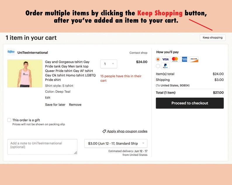 K&ouml;nnte beinhalten: Ein pinkfarbenes Tanktop mit dem Aufdruck "Gay and Gorgeous" und "Gay Pride". Das Shirt ist in Gr&ouml;&szlig;e S erh&auml;ltlich und hat eine tiefblaue Farbe. Das Produkt ist auf einer Website f&uuml;r 24,00 &euro; gelistet.