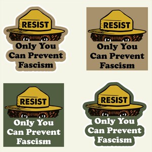 K&ouml;nnte beinhalten: Vier Aufkleber mit einem Cartoon-B&auml;ren, der einen Rangerhut tr&auml;gt. Das Wort &bdquo;RESIST&ldquo; und der Text &bdquo;Only You Can Prevent Fascism&ldquo; sind enthalten. Die Aufkleber haben unterschiedliche farbige Hintergr&uuml;nde.
