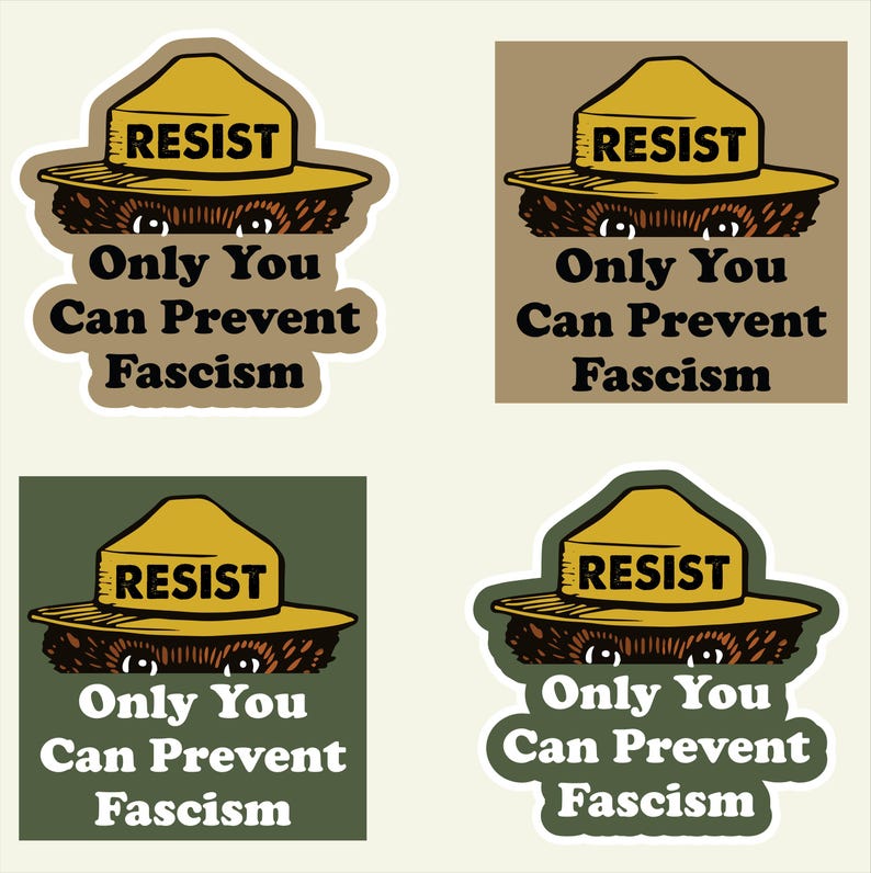 K&ouml;nnte beinhalten: Vier Aufkleber mit einem Cartoon-B&auml;ren, der einen Rangerhut tr&auml;gt. Das Wort &bdquo;RESIST&ldquo; und der Text &bdquo;Only You Can Prevent Fascism&ldquo; sind enthalten. Die Aufkleber haben unterschiedliche farbige Hintergr&uuml;nde.