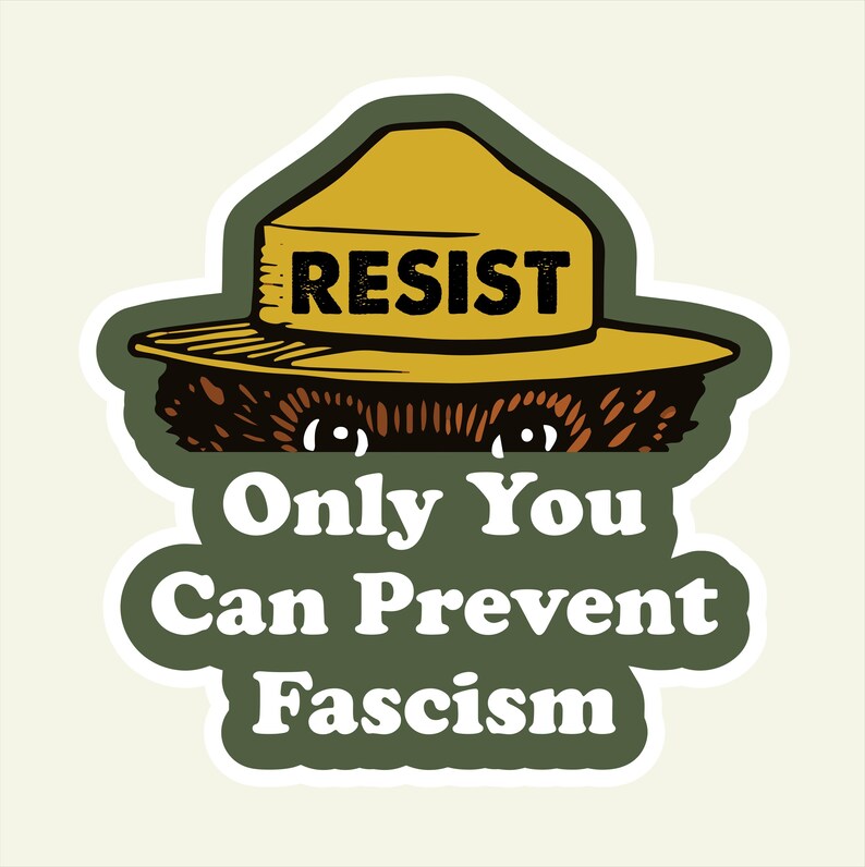 K&ouml;nnte beinhalten: Aufkleber mit einem B&auml;ren, der einen Rangerhut mit dem Wort "RESIST" tr&auml;gt. Der Aufkleber enth&auml;lt auch den Text "Only You Can Prevent Fascism" in wei&szlig;en Buchstaben auf gr&uuml;nem Hintergrund.