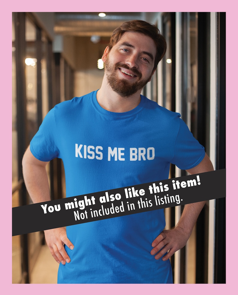 K&ouml;nnte beinhalten: Ein Mann tr&auml;gt ein blaues T-Shirt mit dem Aufdruck "KISS ME BRO" in wei&szlig;.