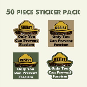 K&ouml;nnte beinhalten: Ein Paket mit 50 Aufklebern. Jeder Aufkleber zeigt einen Cartoon-B&auml;ren mit einem gelben Hut mit dem Wort "RESIST" und dem Text "Only You Can Prevent Fascism". Die Aufkleber haben unterschiedliche Hintergrundfarben.