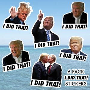 Può includere: Sei adesivi "L'ho fatto!" con diverse immagini di Donald Trump. Gli adesivi sono bianchi con testo e immagini nere.