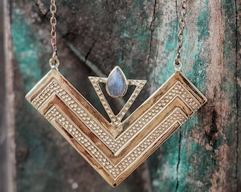 Labradorite necklace in brass. Triangle hammered Tuareg necklace. Handmade african Berber jewelry
