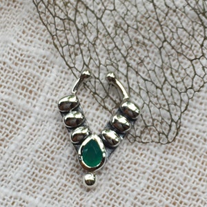 Opal faux septum ring, geen onyx faux septum jewelry,  Unique fake nose piercing