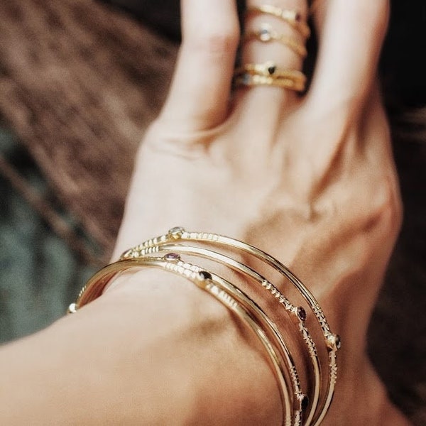 Bracelet jonc indian plaque or avec pierres de spinelle noire