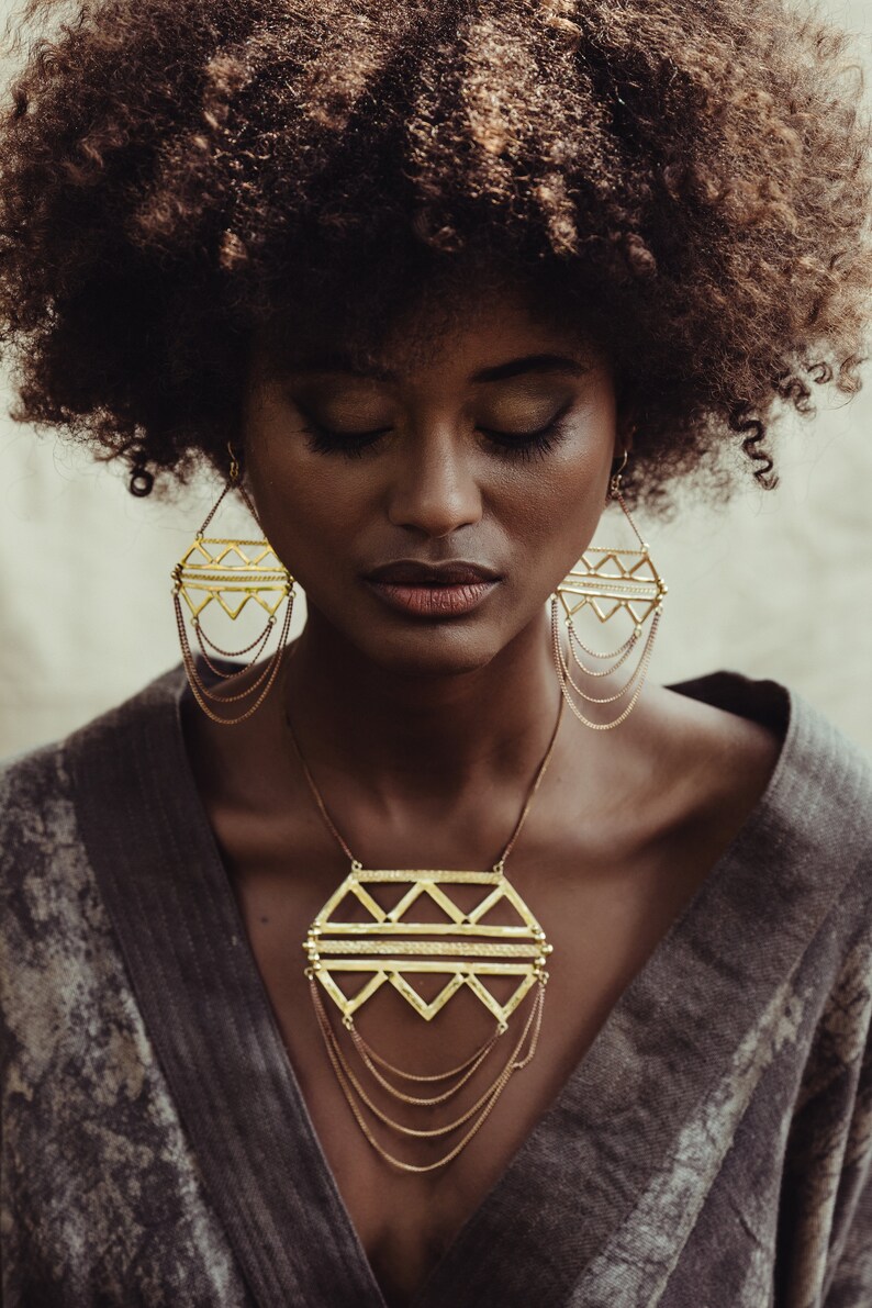 Afrikanische Statement-Kronleuchter-Ohrringe aus vergoldetem Messing, ethnischer Berber-Schmuck, Stammes-Ohrhänger mit heiliger Geometrie, große Boho-Indie-Ohrringe Bild 2