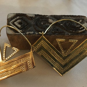 Hammered triangle Hoop Earrings in Brass, Berber Taurus Earrings , Gold Statement Earrings zdjęcie 7