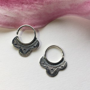 Aros con diseño floral en plata de ley, aros diminutos minimalistas tuareg
