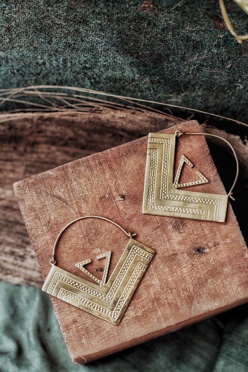 Hammered triangle Hoop Earrings in Brass, Berber Taurus Earrings , Gold Statement Earrings zdjęcie 4