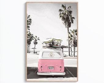 Surfer Van Print, Pink Van Wandkunst, Retro Bus Foto, California Beach Print, Palmen-Dekor, modernes Surfbrett Pink Print, Digitaldruck