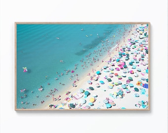 Art mural plage tropicale, impression plage aérienne, affiche côtière, photographie de plage, art mural imprimable, parasols colorés, art mural bohème