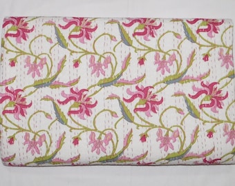 Roze kantha-quilt met bloemen - handgemaakte Indiase katoenen sprei